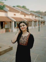 Akshara Black with mustard