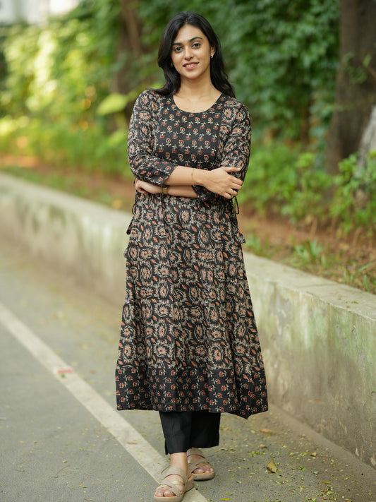 Anvika Noir Bloom kurti